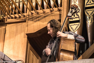 838393 Afbeelding van contrabassist Dion Nijland van Het Orgel Trio tijdens een optreden in de Nicolaïkerk ...